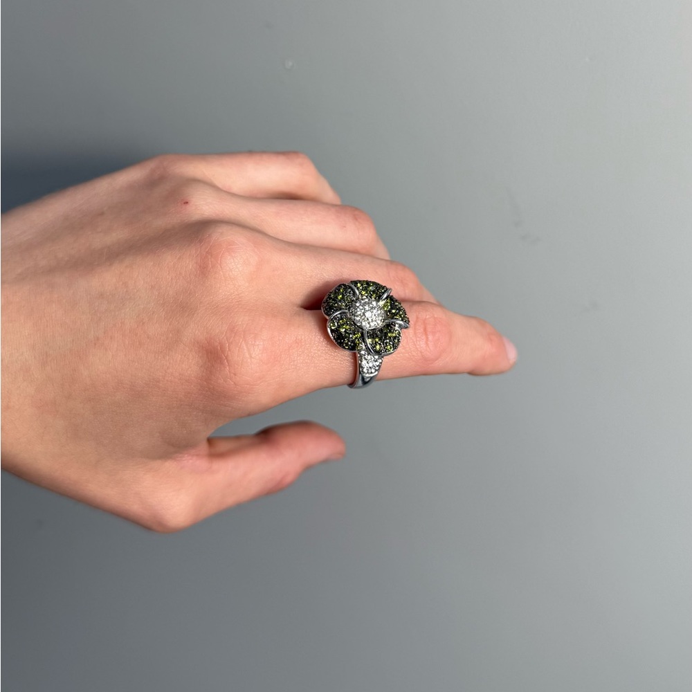 Vintage silver ring Flowers with a lot of crystals size
